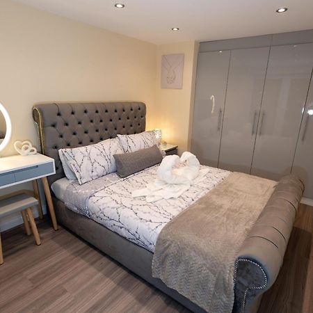 Cosy 1 Bedroom Basement Apartment With Private Patio Area London Exterior foto