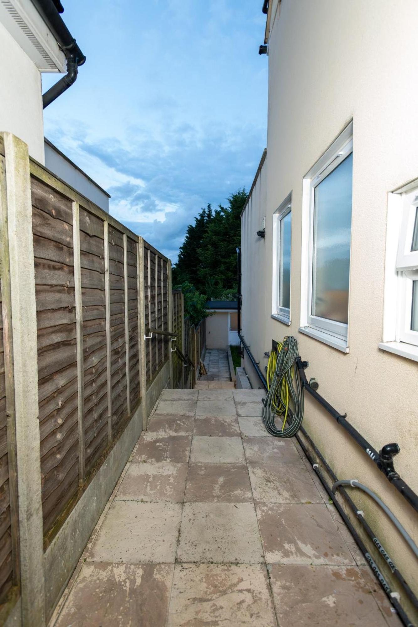 Cosy 1 Bedroom Basement Apartment With Private Patio Area London Exterior foto