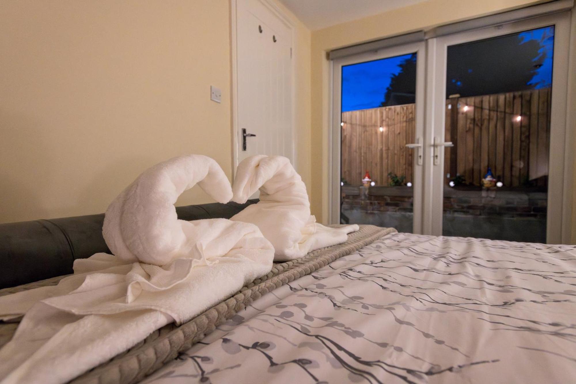 Cosy 1 Bedroom Basement Apartment With Private Patio Area London Exterior foto